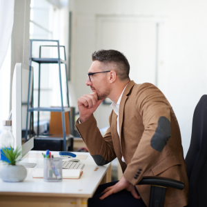How Do I Become a Personal Finance Advisor in the UK