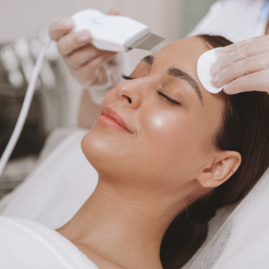 Woman experiences a relaxing beauty service